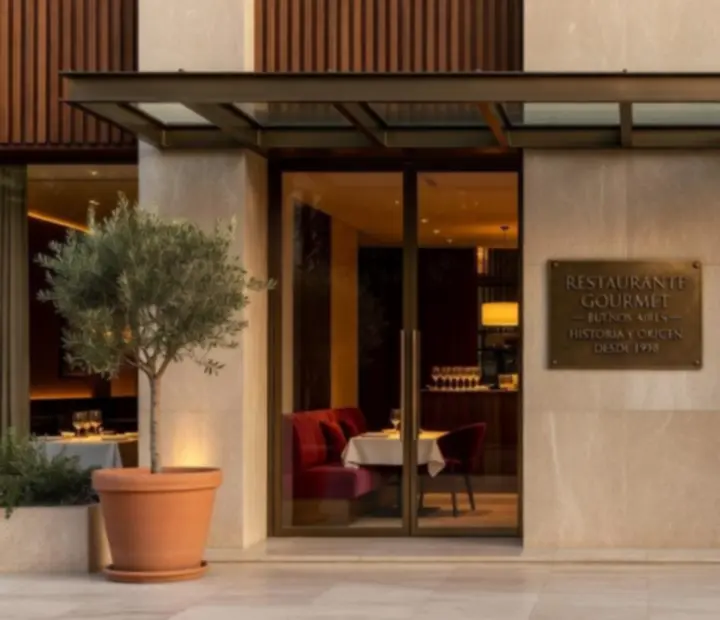 Entrada elegante y luminosa de Mesaymazo, con detalles en madera y luz cálida.